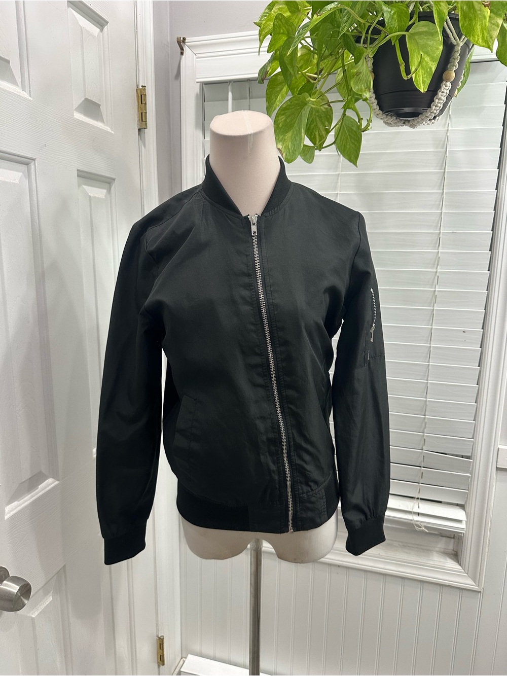 Classic Black Women's Bomber Jacket - Sleek Everyday Layer